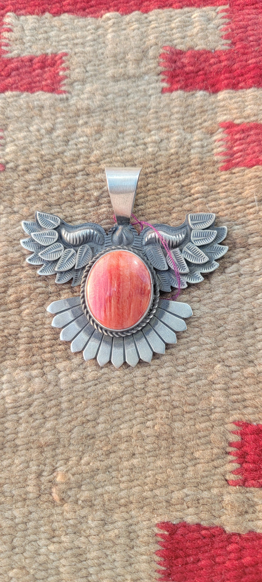 Pendant bird with spiny oyster shell